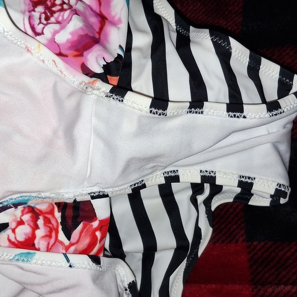 Floral and striped size Large one piece cupshe bathing suit - Picture 7 of 7